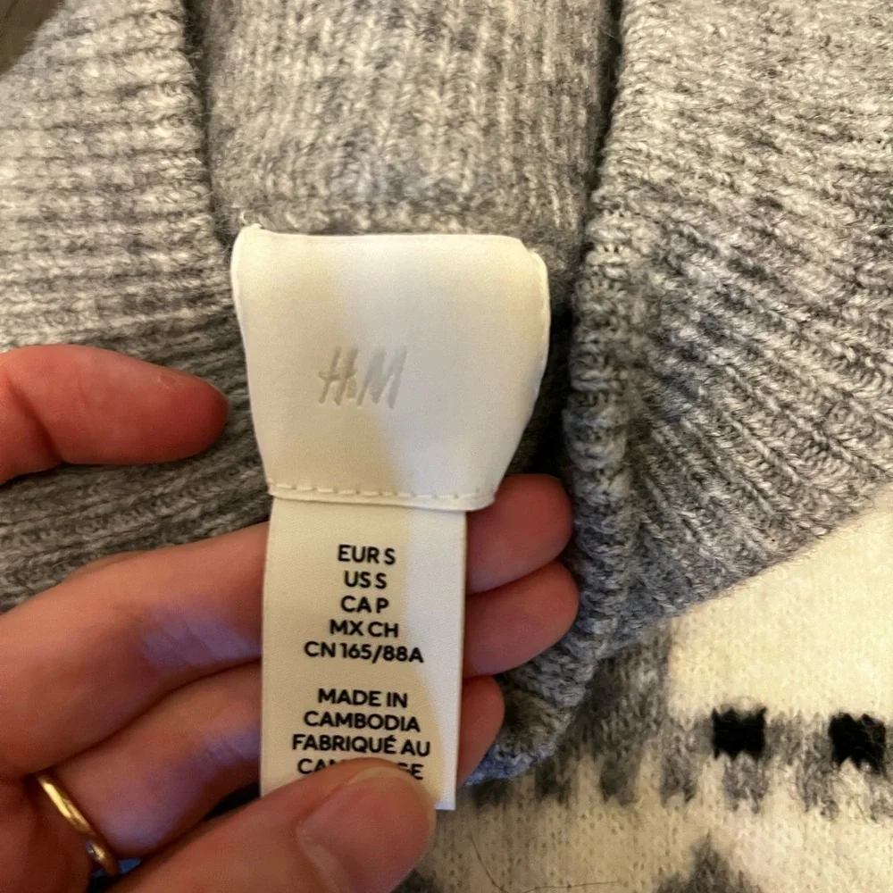 Gray Patterned Sweater size small - Picture 3 of 3